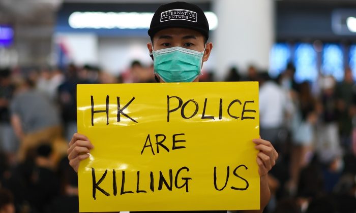 Les manifestants pro-démocratie se rassemblent contre la brutalité policière et le projet de loi controversé sur l'extradition à l'aéroport international de Hong Kong le 12 août 2019. (Manan Vatsyayana/AFP/Getty Images)