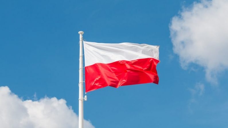 Le drapeau polonais.