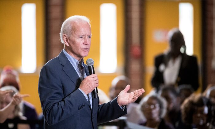Le candidat démocrate à la présidence, l'ancien vice-président Joe Biden, s'adresse à une foule à l'école secondaire Wilson à Florence, S.C., le 26 octobre 2019. (Sean Rayford/Getty Images)