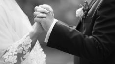 Un mari renouvelle ses vœux avec son épouse lors d’une cérémonie émouvante, quelques jours avant de décéder d’un cancer