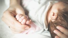 Un bébé né sans crâne survit miraculeusement après que sa mère a refusé d’avorter