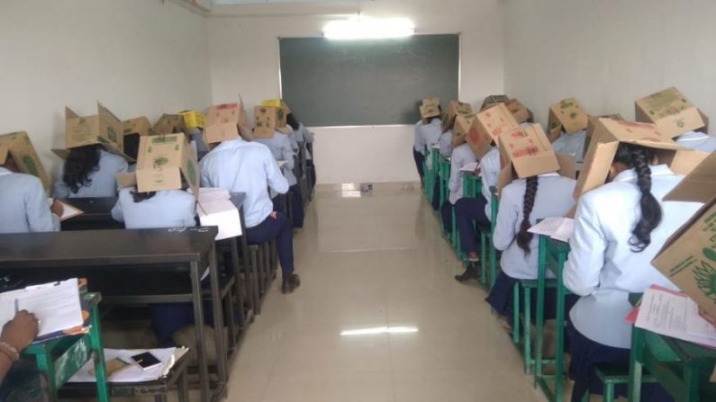 La photo montre des étudiants indiens portant des boîtes en carton. (Avec l'aimable autorisation du Bhagat Pre-University College)