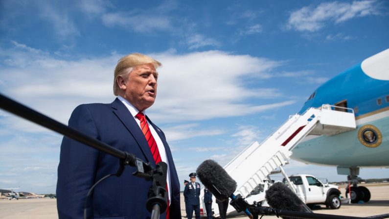 Le président Donald Trump s'adresse à la presse après son arrivée à la base interarmées Andrews Air Force dans le Maryland, le 26 septembre 2019. (Saul Loeb/AFP/Getty Images)