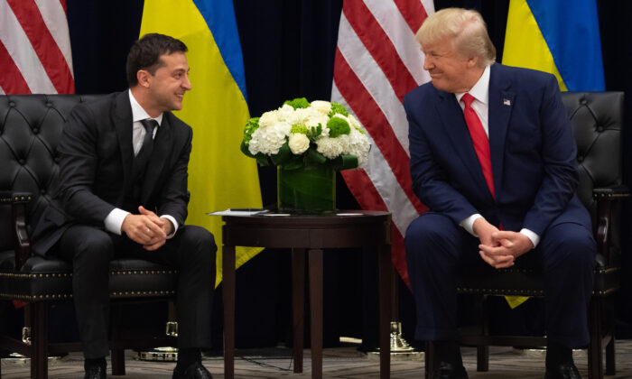Le président américain Donald Trump et son homologue ukrainien Volodymyr Zelensky lors de leur rencontre à New York le 25 septembre 2019 (Saul Loeb/AFP via Getty Images)