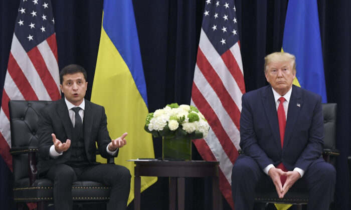 Le président américain Donald Trump et son homologue ukrainien Volodymyr Zelensky lors de leur rencontre à New York en marge de l'Assemblée générale des Nations Unies, le 25 septembre 2019. (Saul Loeb/AFP/Getty Images)
