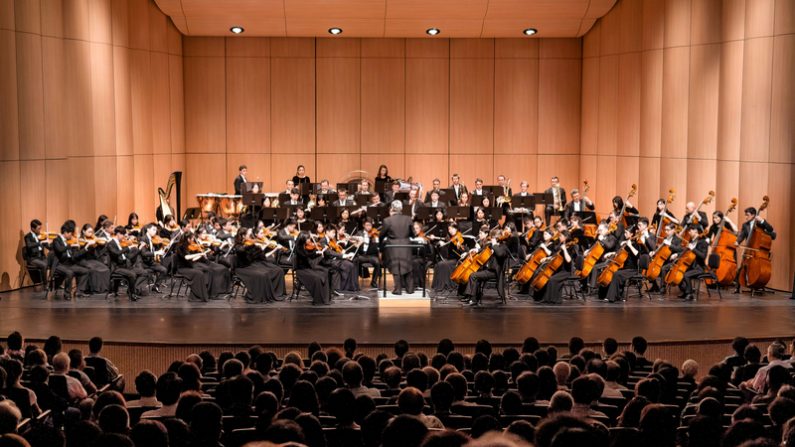 Shen Yun Symphony Orchestra se produit sur la scène du Chiayi Performing Arts Center à Chiayi, Taiwan, le 27 septembre 2019. (Zheng Shun-li/The Epoch Times)