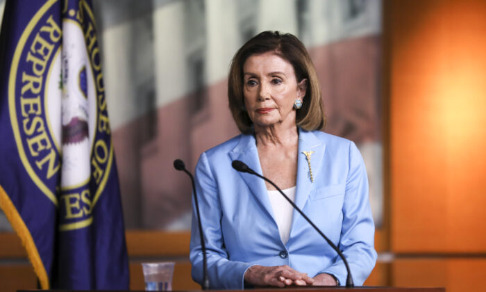 La Présidente de la Chambre, Nancy Pelosi (D-Californie), lors d'une conférence de presse sur l'enquête de destitution du président Trump, au Capitole de Washington, le 2 octobre 2019. (Charlotte Cuthbertson/The Epoch Times)