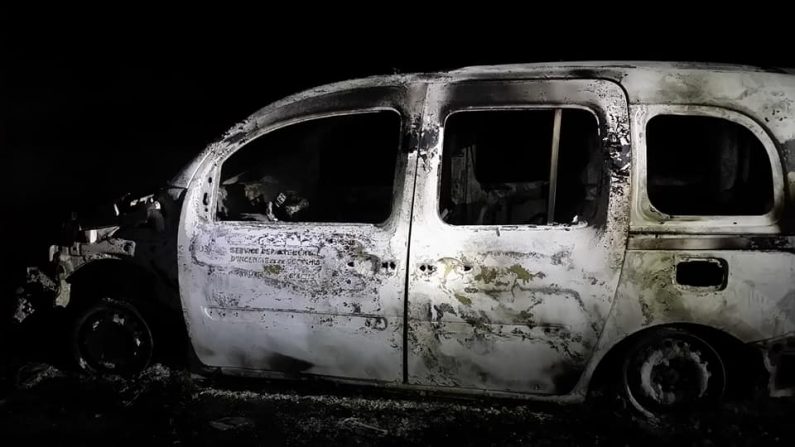 Deux véhicules légers ont été incendiés en marge de l'intervention des soldats du feu à Melay. Crédit : Sapeurs-pompiers de la Haute-Marne. 