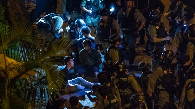 Le 19 novembre 2019, la police a arrêté des manifestants et des étudiants après avoir tenté de fuir le campus de l'Université polytechnique de Hong Kong, dans le district de Hung Hom, à Hong Kong. (Billy H.C. Kwok/Getty Images)