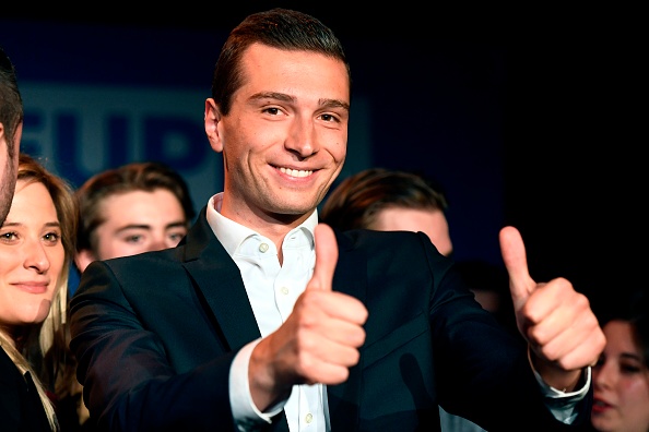 Si Jordan Bardella va pouvoir bénéficier de l’expérience de Pascal Humeau pour peaufiner ses prises de paroles publiques, sa collaboration avec l’ancien journaliste passé par BFMTV, LCI ou iTélé revêt aussi une portée symbolique et participe « à la banalisation » du Rassemblement national. Crédit : BERTRAND GUAY/AFP via Getty Images.