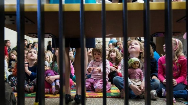Des enfants écoutent une conférencière dans une bibliothèque d'Arlington, en Virginie, le 4 avril 2013. (BRENDAN SMIALOWSKI/AFP/Getty Images)