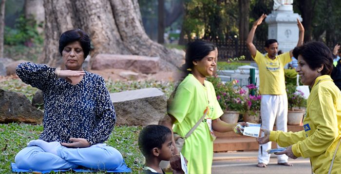 Chitra Devani méditant dans le parc. (The Epoch Times)