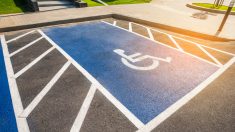 Une belle leçon pour une conductrice qui se gare illégalement sur un stationnement réservé aux handicapés