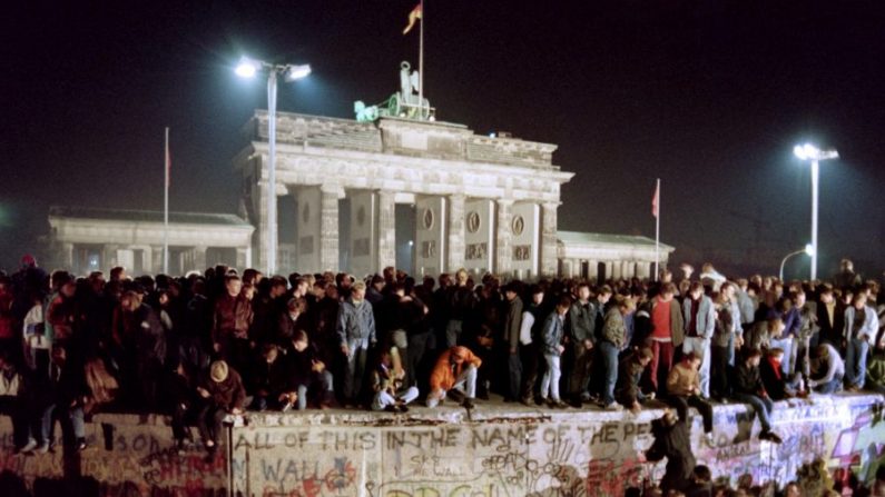 Des milliers d'allemands de l"Est sur le mur, le 11 novembre 1989 (Gerard Malie/AFP via Getty Images)