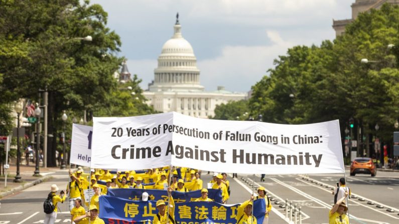 Les pratiquants de Falun Gong marchent du Capitole au Washington Monument commémorant le 20e anniversaire de la persécution du Falun Gong en Chine, à Washington D.C., le 18 juillet 2019. (Samira Bouaou/The Epoch Times)