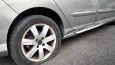 Un bon samaritain voit une femme en difficulté avec un pneu crevé sur l’autoroute, s’arrête et lui donne une roue de secours