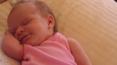 Un bébé sourit dans les bras de sa mère décédée de complications pendant l’accouchement