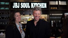Bon Jovi et sa femme sont propriétaires de deux restaurants où les gens dans le besoin décident s’ils veulent payer