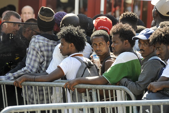 Des migrants et des réfugiés attendent devant la mairie pour faire examiner leur situation et obtenir un hébergement d'urgence en 2018 à Nantes. (SEBASTIEN SALOM GOMIS/AFP via Getty Images)