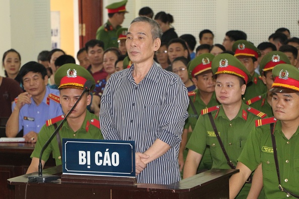 -Illustration de l’arrestation d’un professeur condamné par rapport à sa page facebook. Photo de l’Agence de presse vietnamienne / AFP via Getty Images.