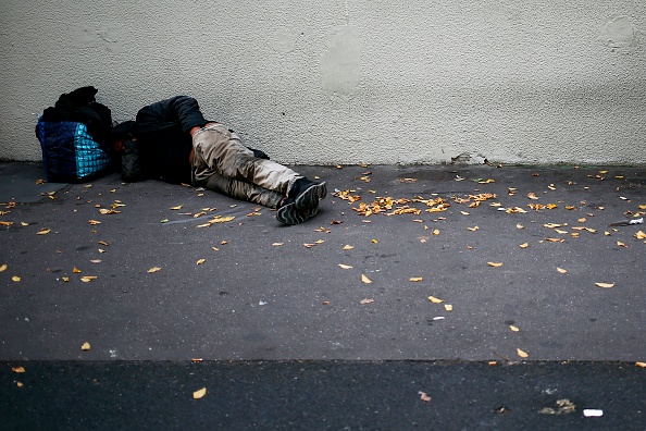 Un homme sans-abri dort sur le trottoir. Illustration. (Photo : CHARLY TRIBALLEAU / AFP / GettyImages)        