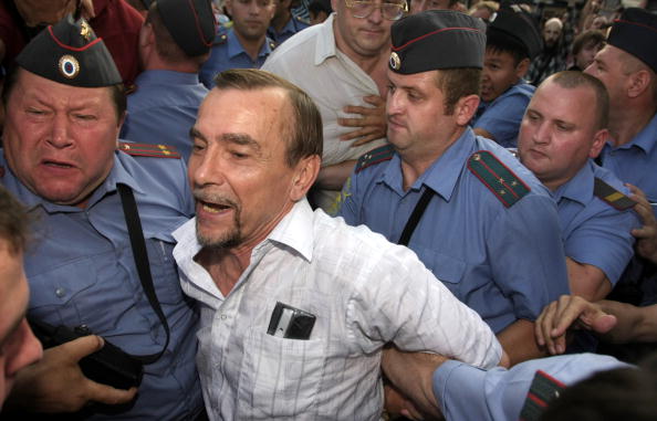Des policiers russes arrêtent Lev Ponomarev, chef de l'opposition politique, lors d'un rassemblement non autorisé "Day of Anger" dans le centre de Moscou, le 12 août 2010.(Photo : ANDREY SMIRNOV/AFP via Getty Images)