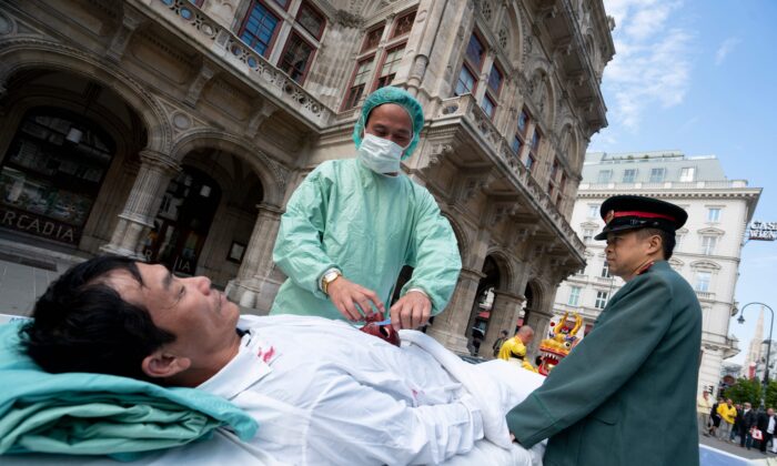 Manifestation contre les prélèvements d'organes (JOE KLAMAR/AFP via Getty Images)