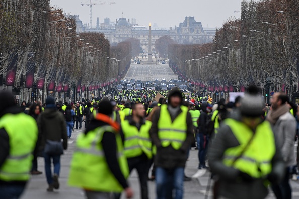 "Gilets jaunes" sur l'avenue des Champs-Élysées, à Paris, le 15 décembre 2018. (Photo : Christophe ARCHAMBAULT / AFP)        