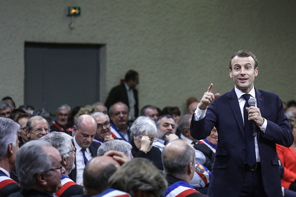 Le président Emmanuel Macron et les maires de France. (Photo : Ludovic MARIN / POOL / AFP)        