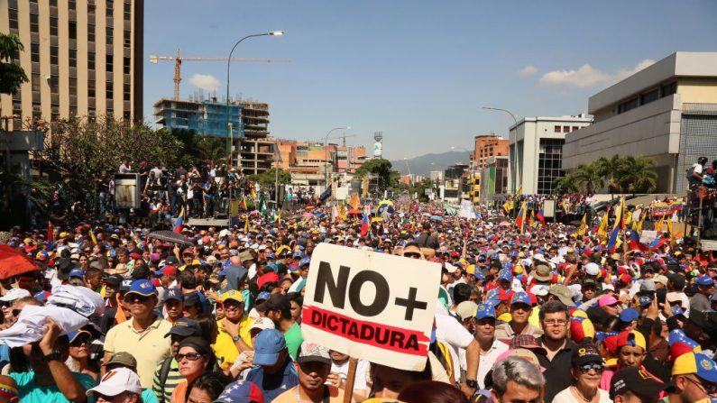 Des manifestants protestent contre le régime de Nicolas Maduro à Caracas, au Venezuela. (Photo par Edilzon Gamez/Getty Images)