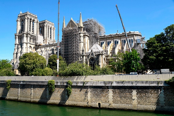 -Cette photo prise à Paris le 9 juillet 2019 montre la cathédrale Notre-Dame de Paris alors que les travaux de reconstruction sont en cours après avoir été gravement endommagés par un énorme incendie le 15 avril dernier. Photo BERTRAND GUAY / AFP via Getty Images.