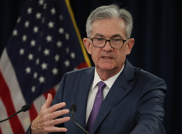 Jerome Powell, président de la Banque centrale américaine, a présenté un tableau globalement positif de l'économie des Etats-Unis, mais en même temps il a exhorté le Congrès à agir contre la dette, le 13 novembre 2019. (Photo : Mark Wilson/Getty Images)