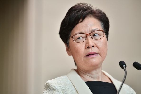 -La directrice générale de Hong Kong, Carrie Lam, a déclaré lundi que son gouvernement souhaitait "écouter humblement" la population. Photo de Anthony WALLACE / AFP via Getty Images.