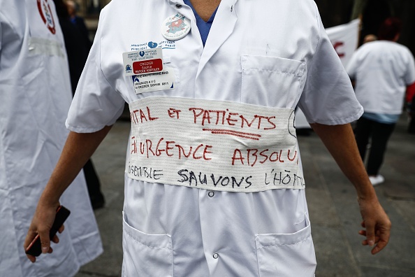 "Hôpitaux et patients en urgence absolue" lors d'une manifestation pour dénoncer le manque de ressources humaines et de lits d'hôpitaux face au nombre croissant d'admissions, et réclamer de meilleurs salaires. Paris le 26 septembre 2019. (Photo : Sameer Al-Doumy / AFP) 