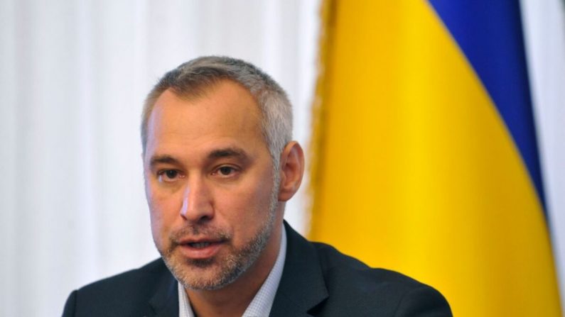 Le procureur général d'Ukraine, Ruslan Ryaboshapka, s'adresse aux journalistes lors d'une conférence de presse à Kiev le 4 octobre 2019. (SERGEI CHUZAVKOV/AFP via Getty Images)