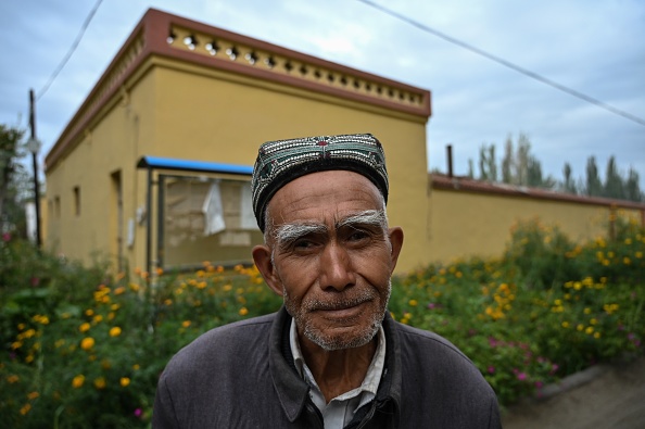 Une photo d'un homme dans les rues d'un petit village de l'ethnie ouïghoure, en banlieue de la ville de Shayar, prise le 12 septembre 2019. (HECTOR RETAMAL/AFP via Getty Images)