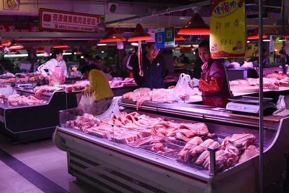 -Un vendeur vend de la viande de porc sur un marché de Pékin le 15 octobre 2019. L'inflation de la consommation en Chine s'est accélérée à son rythme le plus rapide depuis près de six ans, la peste porcine africaine a fait monter les prix du porc à près de 70%, selon des données officielles d'octobre. Photo de WANG Zhao / AFP via Getty Images.