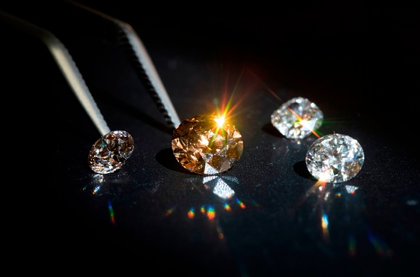 -Le 23 septembre 2019 à Paris nous voyons des diamants de laboratoire dans le siège de la société Diam-Concept. Cultiver des diamants identiques à ceux extraits d’une mine en quelques semaines et moins chers : c’est le pari réussi de la start-up Diam-Concept. Photo de LIONEL BONAVENTURE / AFP via Getty Images