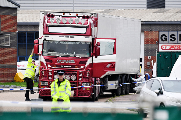La police et des médecins légistes enquêtent sur un camion dans lequel 39 corps ont été découverts dans la remorque,  le 23 octobre 2019 à Thurrock, en Angleterre. (Photo : Leon Neal/Getty Images)