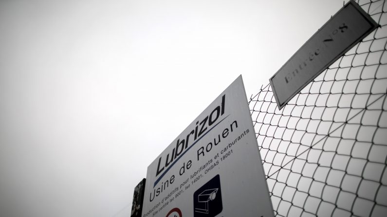 Plaque d'usine Lubrizol à l'entrée n°8 de l'usine de Rouen. (Photo : LOU BENOIST / AFP)