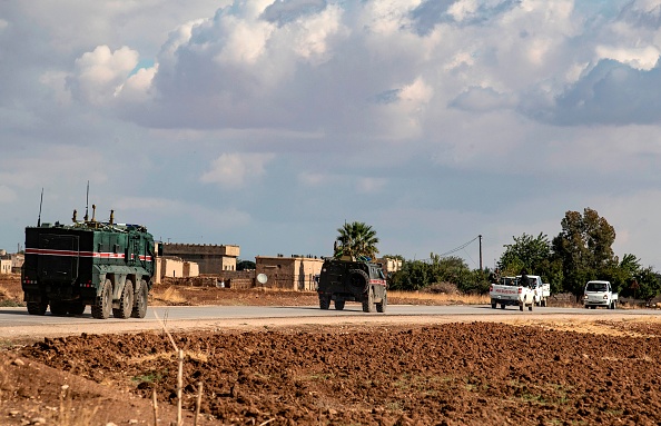 -Les militaires turc et russes se sont dirigés vers l'est de Dirbassiyeh pour patrouiller dans une bande de territoire longue de plusieurs dizaines de kilomètres. Photo by DELIL SOULEIMAN/AFP via Getty Images.