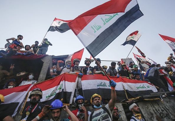 Les manifestants irakiens se rassemblent sur le pont al-Jumhuriya menant à la zone verte à haute sécurité, lors des manifestations anti-gouvernementales en cours dans la capitale Bagdad le 2 novembre 2019. (Photo : AHMAD AL-RUBAYE/AFP via Getty Images)