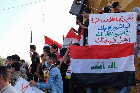 -Les manifestants irakiens se rassemblent à des manifestations antigouvernementales en cours à Karbala, ville-sanctuaire chiite, au sud de Bagdad, la capitale irakienne, le 2 novembre 2019. Photo de MOHAMMED SAWAF / AFP via Getty Images.