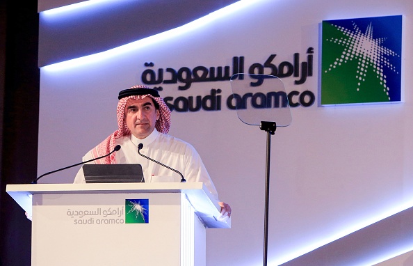 -Yasir al Rumayyan, président de Saudi Aramco, prend la parole lors d'une conférence de presse dans la région de Dhahran, dans l'est de l'Arabie saoudite, le 3 novembre 2019. Saudi Aramco a confirmé son intention de s'inscrire à la bourse de Riyadh, la qualifiant de "jalon important "dans l'histoire du géant de l'énergie. Photo by - / AFP via Getty Images.