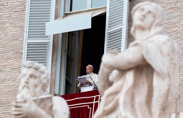 -Le pape François s'adresse à la foule par la fenêtre du palais apostolique qui surplombe la place Saint-Pierre au Vatican lors de sa prière du dimanche à l'Angélus le 3 novembre 2019. Photo de TIZIANA FABI / AFP via Getty Images.