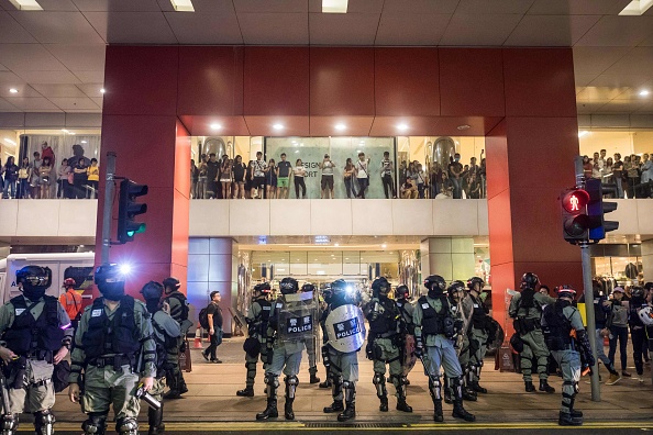 La police anti-émeute surveille le lieu d'une bagarre sanglante au centre commercial City Plaza dans la région de Tai Koo Shing à Hong Kong le 3 novembre 2019. (Photo : VIVEK PRAKASH/AFP via Getty Images)