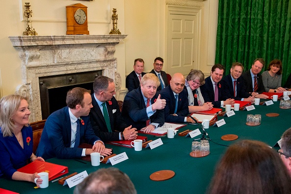 -Le Premier ministre britannique Boris Johnson tient une réunion du cabinet au numéro 10 de Downing Street, dans le centre de Londres, le 5 novembre 2019. hoto de TOLGA AKMEN / AFP via Getty Images.