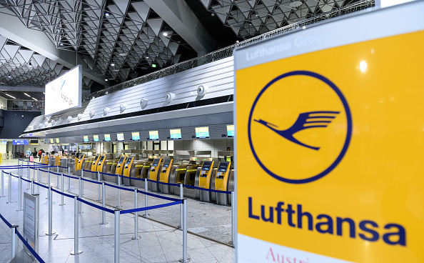 La compagnie aérienne allemande Lufthansa a vu des comptoirs d'enregistrement abandonnés à l'aéroport de Francfort-sur-le-Main, le 7 novembre 2019, alors que les équipages de cabine avaient déclenché une grève. (Photo :  SILAS STEIN/dpa/AFP via Getty Images)