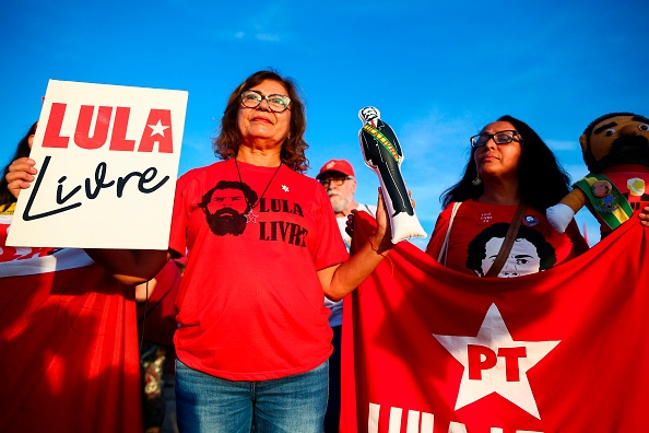 Les partisan de l'ancien président du Brésil, Luiz Inacio Lula da Silva,  manifestent devant la Cour suprême fédérale de Brasilia pour "Libérer Lula", le 7 novembre 2019.(Photo : SERGIO LIMA/AFP via Getty Images)