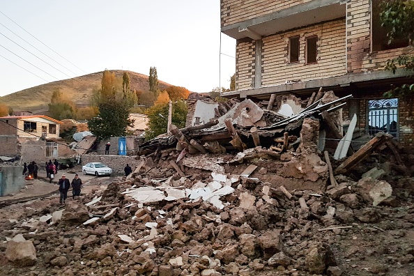 -Une photo obtenue par l'AFP de l'agence de presse iranienne Tasnim le 8 novembre 2019 montre les débris de bâtiments dans le village iranien de Varnakesh. Un séisme nocturne dans le nord-ouest de l'Iran a tué cinq personnes et en a blessé 300 autres, selon les premiers reportages de la télévision d'Etat. Photo de MOHAMMAD ZEINALI / TASNIM NEWS / AFP via Getty Images.
